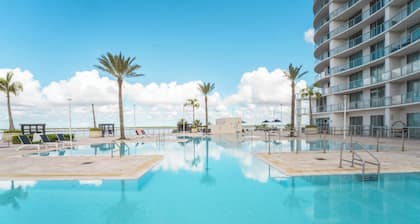 âWinter in Luxury 30th-Floor Waterfront Views Walk to Downtown Fort Myersâ