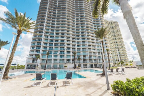 “Winter in Luxury  30th-Floor Waterfront Views Walk to Downtown Fort Myers”