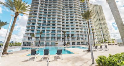 “Winter in Luxury 30th-Floor Waterfront Views Walk to Downtown Fort Myers”