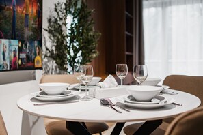 Dining - SettlerHomes - Fresh Studio - Balcony - The Greens (Dubai)