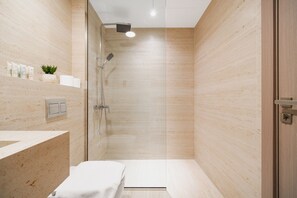 Shower, eco-friendly toiletries, hair dryer, bidet - SettlerHomes - Fresh Studio - Balcony - The Greens (Dubai)