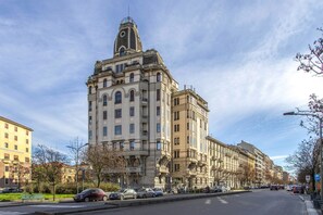 Ein großes, historisches Gebäude mit mehreren Stockwerken und einem markanten Turm.