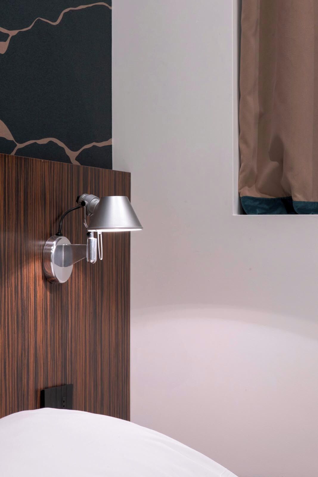 Laptop workspace, free WiFi