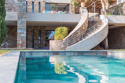 Architect villa, sea view, air-condition, heated pool, big garden, beach at 220m