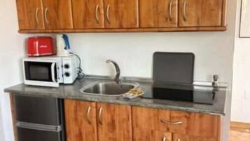 Cafetière/bouilloire, réfrigérateur, four, plaque de cuisson