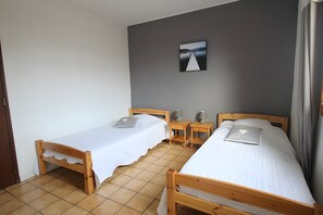 2 quartos, ferros/tábuas de passar roupa, Wi-Fi, roupa de cama