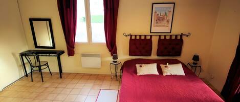 2 makuuhuonetta, silitysrauta/-lauta, Wi-Fi, vuodevaatteet