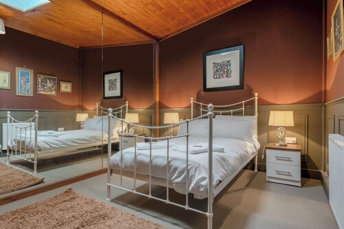 Pools Cottage 6 - Collectors Trove