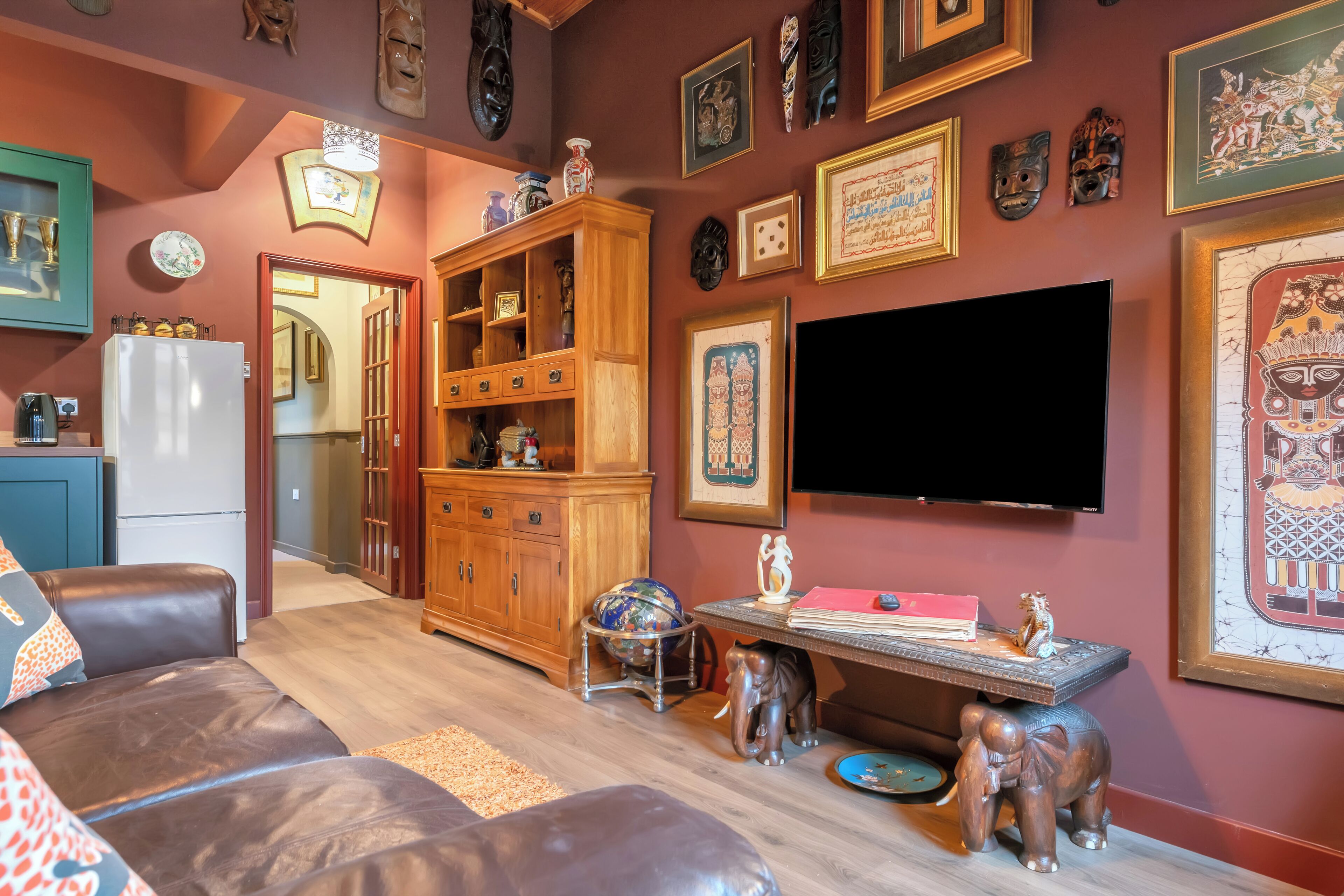 En 43-tommers smart-TV med digitale kanaler