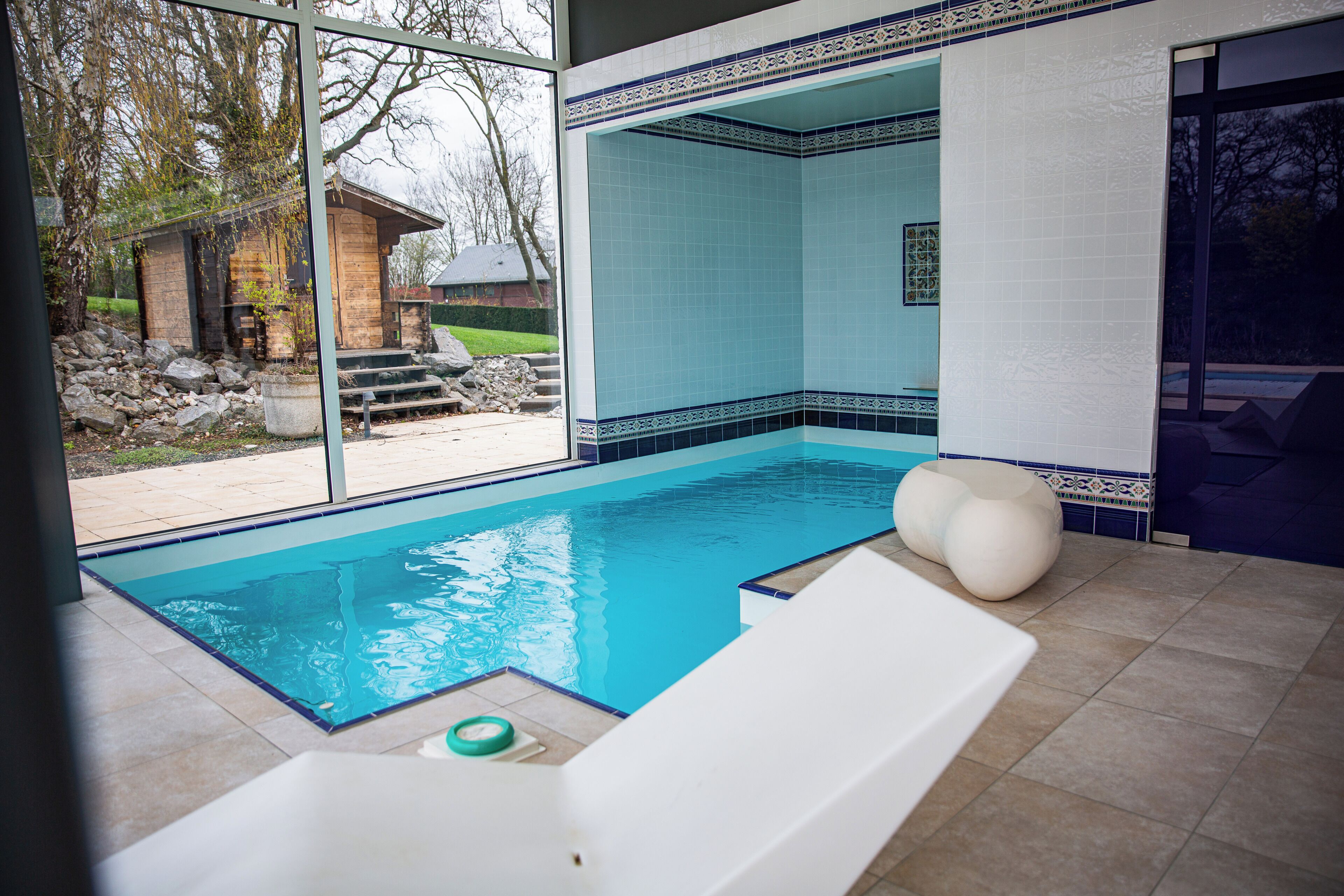 Una piscina cubierta, una piscina al aire libre de temporada, sombrillas