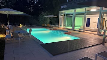 Een binnenzwembad en een seizoensgebonden buitenzwembad