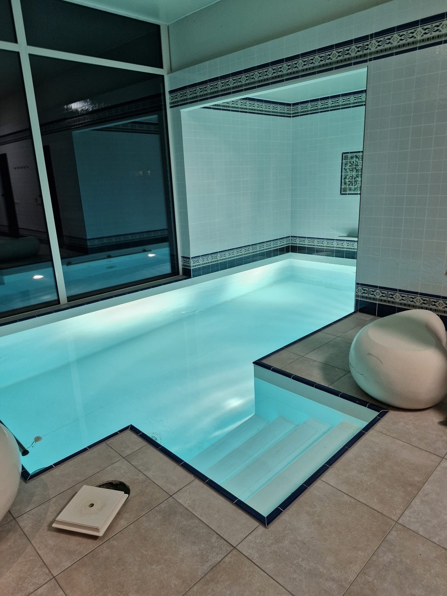 Un sauna, una bañera de hidromasaje, baño turco
