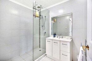 Soap, shampoo, toilet paper - The Beach Pad - Mudjimba (Sunshine Coast)