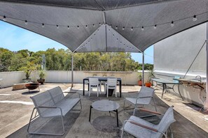 Outdoor dining - The Beach Pad - Mudjimba (Sunshine Coast)