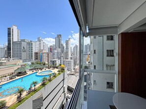 Pool - New apartment in the heart of Balneário Camboriú. Comfort and sophistication in the best location. (Balneário Camboriú)
