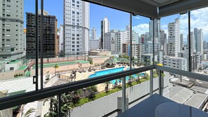 A high-rise building with a view of a swimming pool and surrounding buildings. - New apartment in the heart of Balneário Camboriú. Comfort and sophistication in the best location. (Balneário Camboriú)
