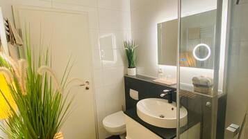 Een douche, een haardroger, handdoeken