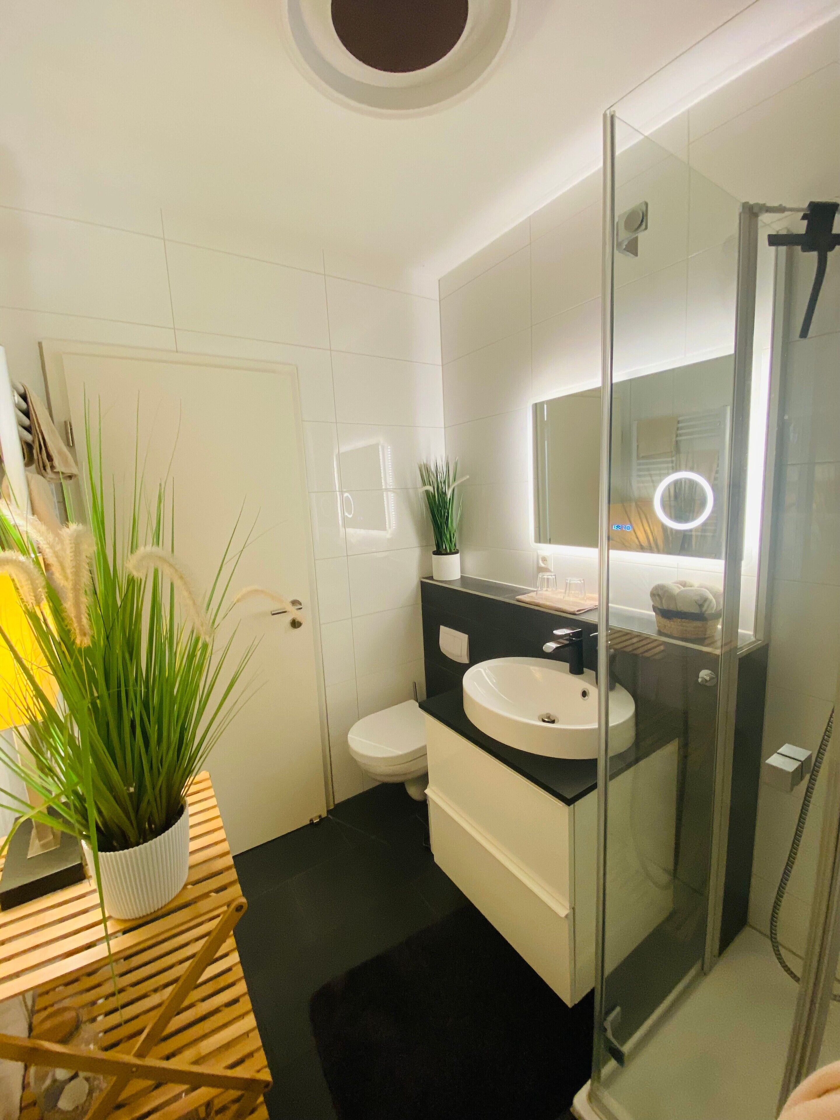 Dusch, hårtork och handdukar