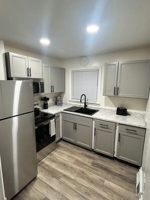 Réfrigérateur, micro-ondes, four, plaque de cuisson