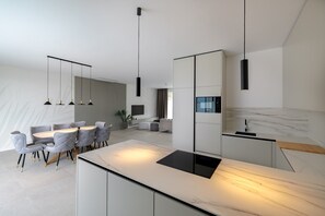 Unclassified image, 5 of 17, button