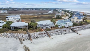 Un quartier résidentiel situé sur la côte, avec des propriétés en bord de mer, notamment de grandes maisons, dont certaines sont dotées de balcons et offrent une vue sur le littoral.