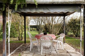 Outdoor dining - Holiday Home 'La Gatiniére' with Private Terrace, Wi-Fi and Air Conditioning (Cerelles)