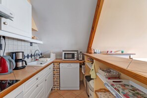 Fridge, microwave, oven, stovetop - Holiday Home 'La Gatiniére' with Private Terrace, Wi-Fi and Air Conditioning (Cerelles)