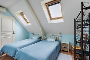 2 bedrooms, iron/ironing board, WiFi, bed sheets - Holiday Home 'La Gatiniére' with Private Terrace, Wi-Fi and Air Conditioning (Cerelles)