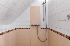 Chuveiro, secador de cabelo, toalhas de banho 