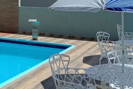 Una piscina al aire libre. Hotéis Tropical Aquidauana