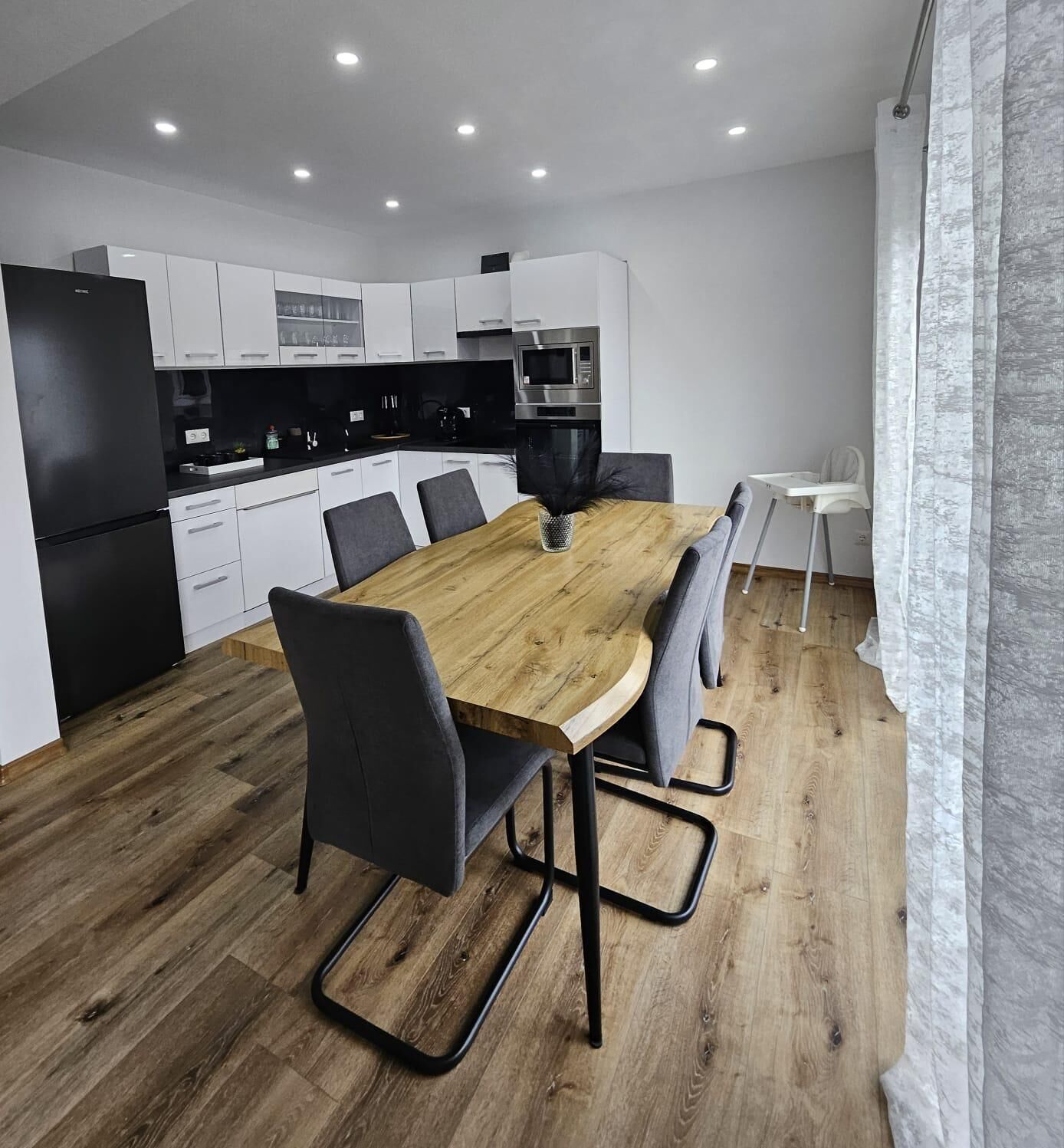 Køleskab, mikrobølgeovn, ovn, kogeplade