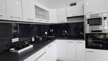 Een koelkast, een magnetron, een oven, een kookplaat