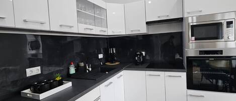 Køleskab, mikrobølgeovn, ovn, kogeplade