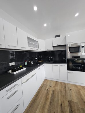 Kühlschrank, Mikrowelle, Ofen, Herdplatte
