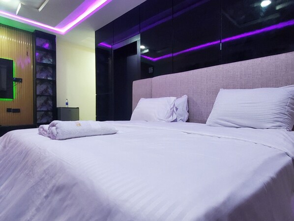 Bureau, espace de travail pour ordinateur portable, Wi-Fi gratuit