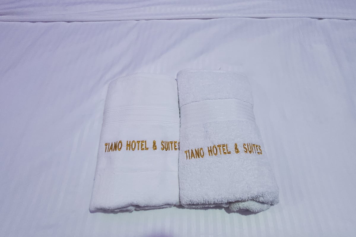 Baignoire et douche séparées, savon, shampoing, papier toilette