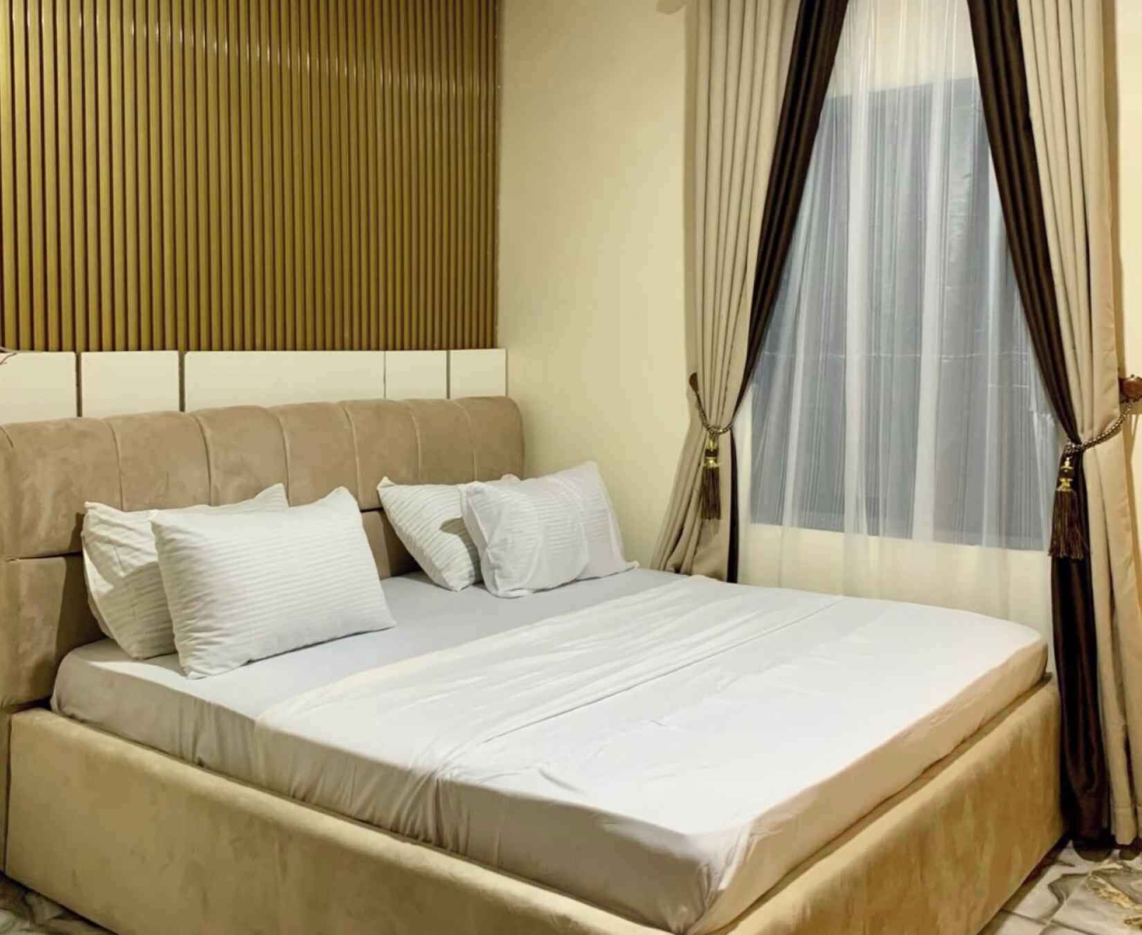 A bedroom with a bed,