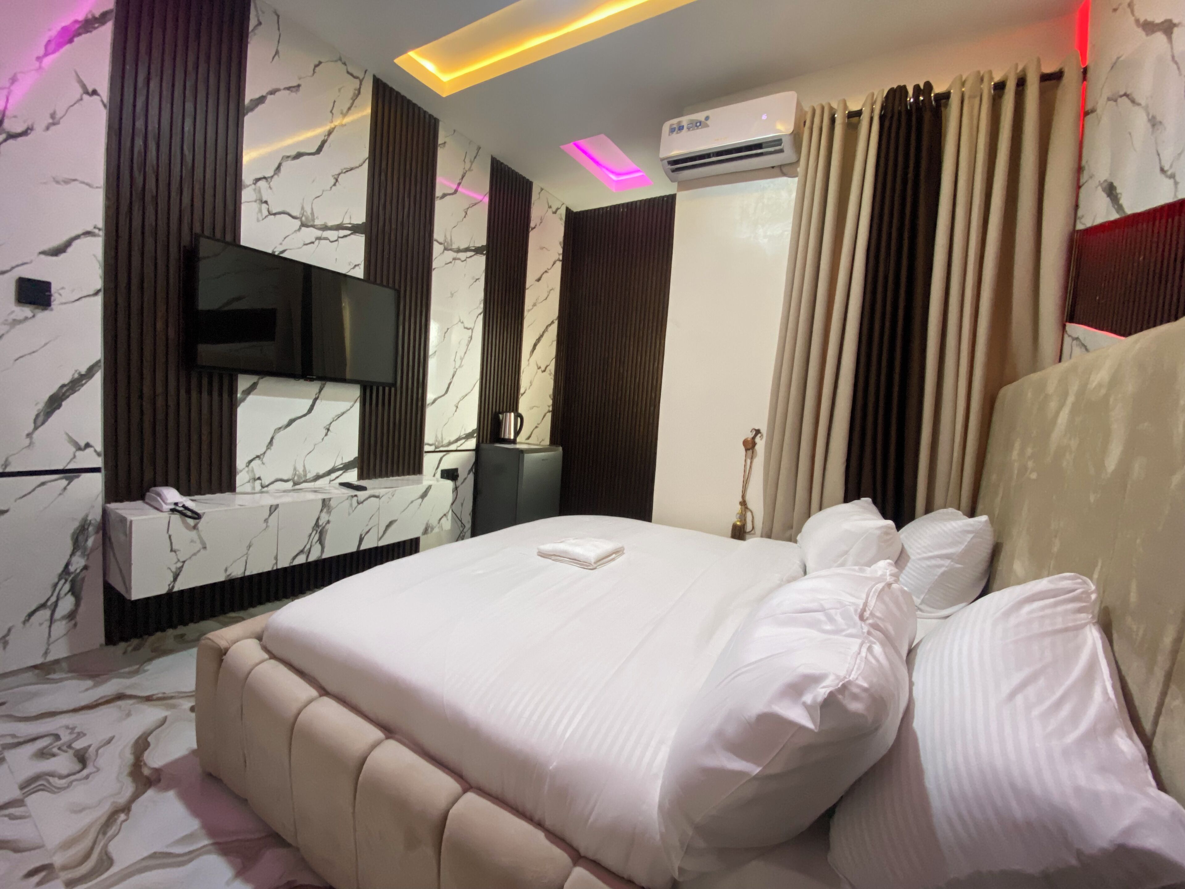 Comfort-huone, useita sänkyjä, ilmastointi, näköala lomakeskukseen