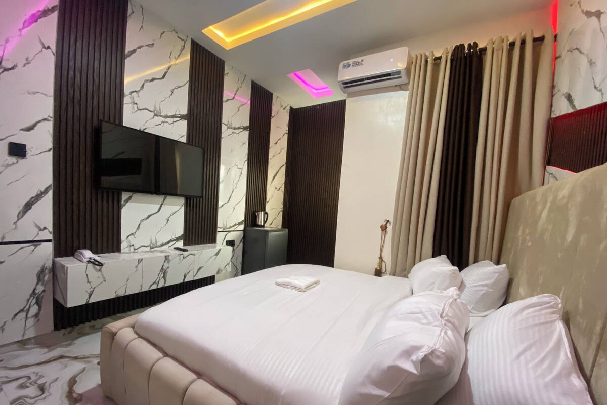 Comfort-huone, useita sänkyjä, ilmastointi, näköala lomakeskukseen