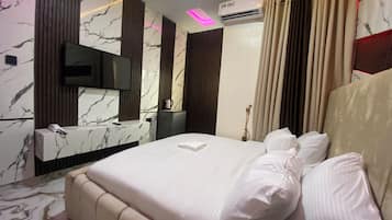 Chambre Confort, plusieurs lits, climatisation, vue établissement