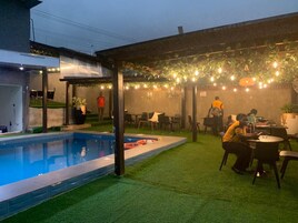 Una piscina al aire libre