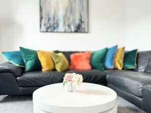 Living area - The Birketts Inn, 4 - Bed, Sleeps 8, Long Term Rental Available (Ulverston)