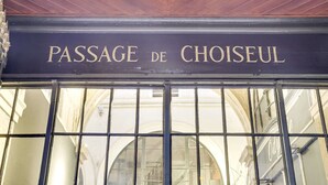 A sign with the text "PASSAGE DE CHOISEUL" above a black metal gate. - Historical Apartment in the Heart of Paris - 3 (Paris)