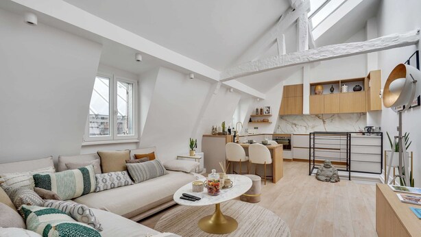 A spacious loft apartment with a living area, kitchen, and dining space. - Historical Apartment in the Heart of Paris - 4 (Paris)