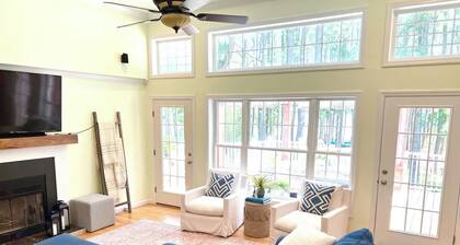 Camp Chesapeake 6 bedroom Private Waterfront - Dock, Hot Tub, Family Friendly