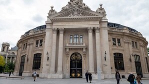A grand building with a central entrance, columns, and a decorative pediment. - 1st District Louvre Notre Dame 8 Guests - AC (Paris)