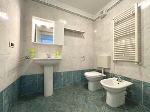 Apartment, 1 Bedroom, Balcony, City View | Bilik Mandi