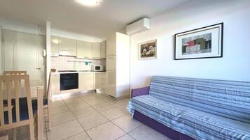 Apartment, 1 Schlafzimmer, Balkon, Stadtblick | Wohnzimmer