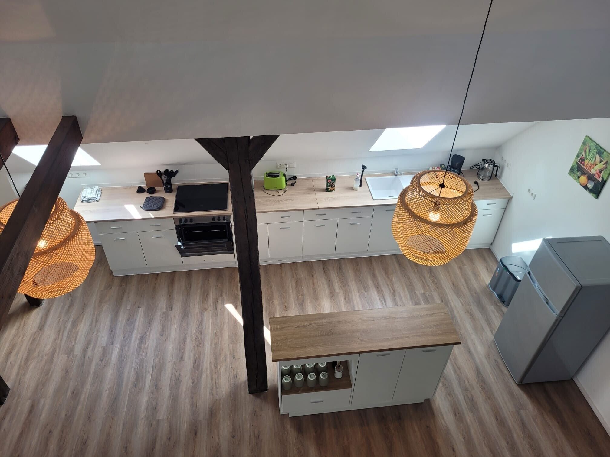 Réfrigérateur, four, plaque de cuisson, cafetière/bouilloire