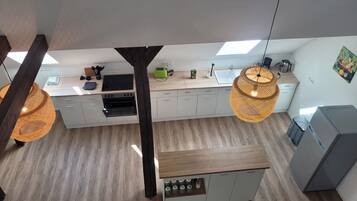 Réfrigérateur, four, plaque de cuisson, cafetiÚre/bouilloire